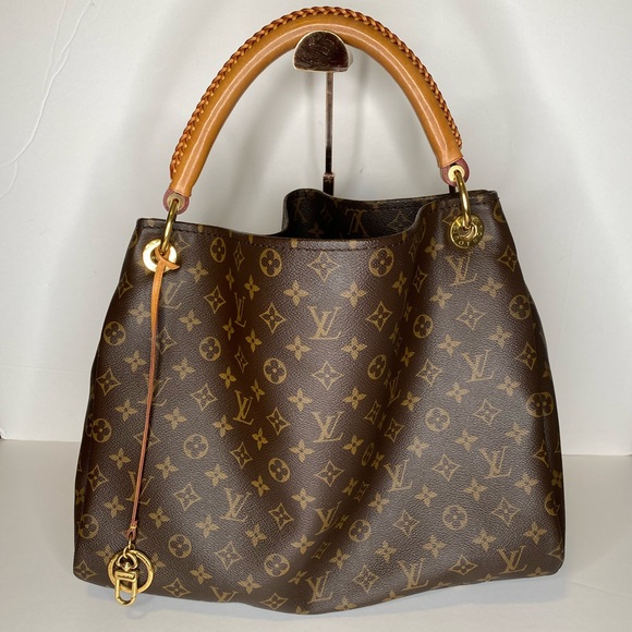 ($1600) Artsy mm - Picture 1 of 9